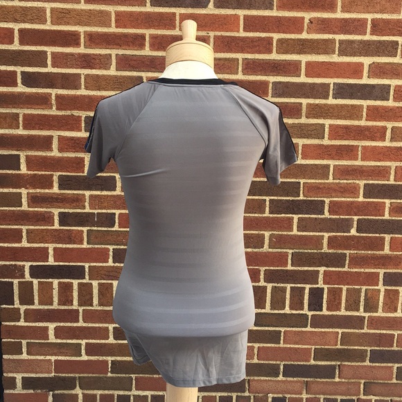 Ivory Ella V-neck breathable tee size Small - Picture 8 of 8